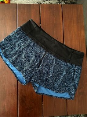 Lululemon Women’s Running Shorts in Navy Blue with black speckles- size 6